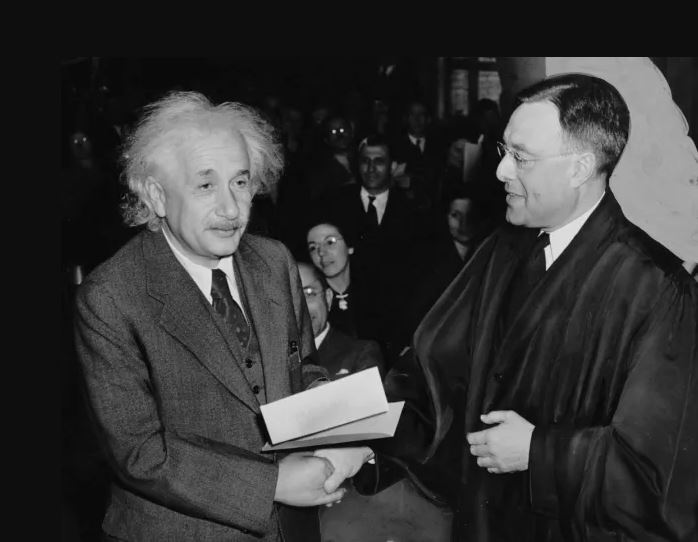 اینشتین در حال دریافت شهروندی آمریکا