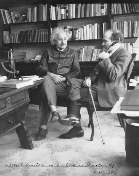 اینشتین در خانه اش در پرینستون با لباس‌های معروف