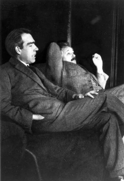 اینشتین و نیل بوهر