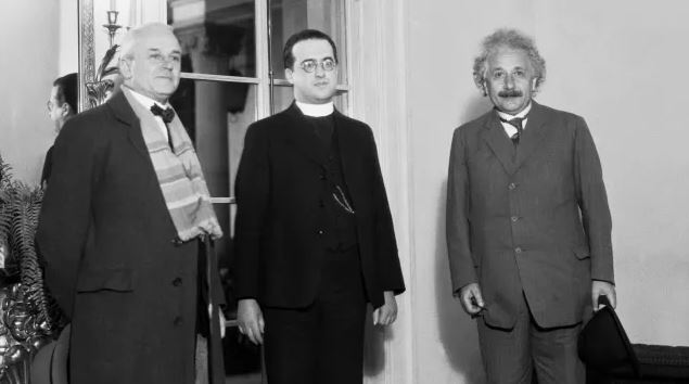 اینشتین در کنار دو فیزیکدان
