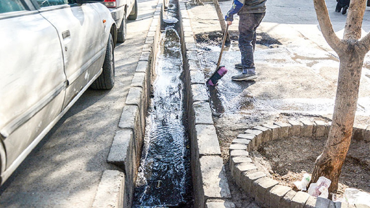 گلایه شهروندان منطقه ۱۲ تهران از عدم نظافت فاضلاب شهری در خیابان ملت
