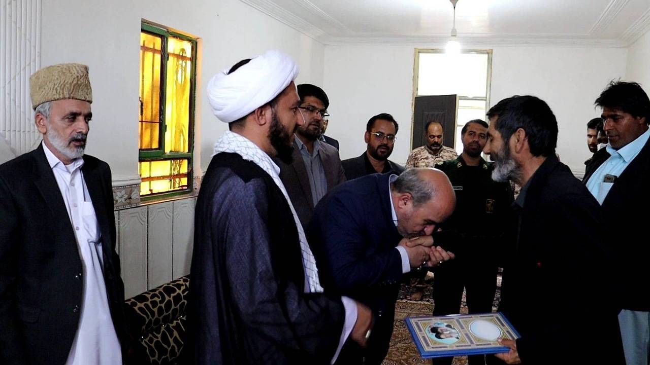 دیدار مدیرکل صداوسیمای کرمان با خانواده شهید جلالی صدر در نگین کویر