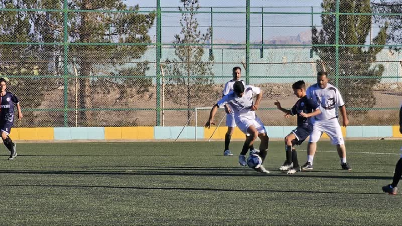 رقابت پدران و پسران بافقی در مسابقه فوتبال