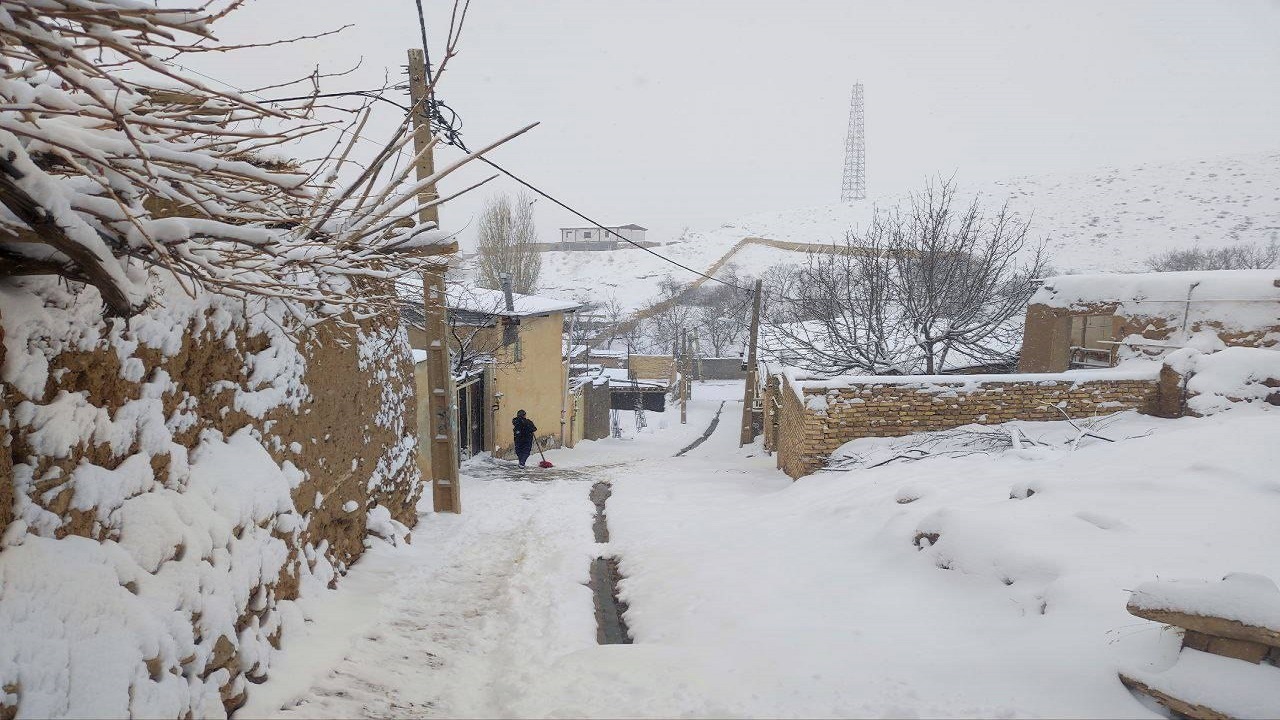 جلوه گری زمستان در روستای توآباد با بارش برف + فیلم