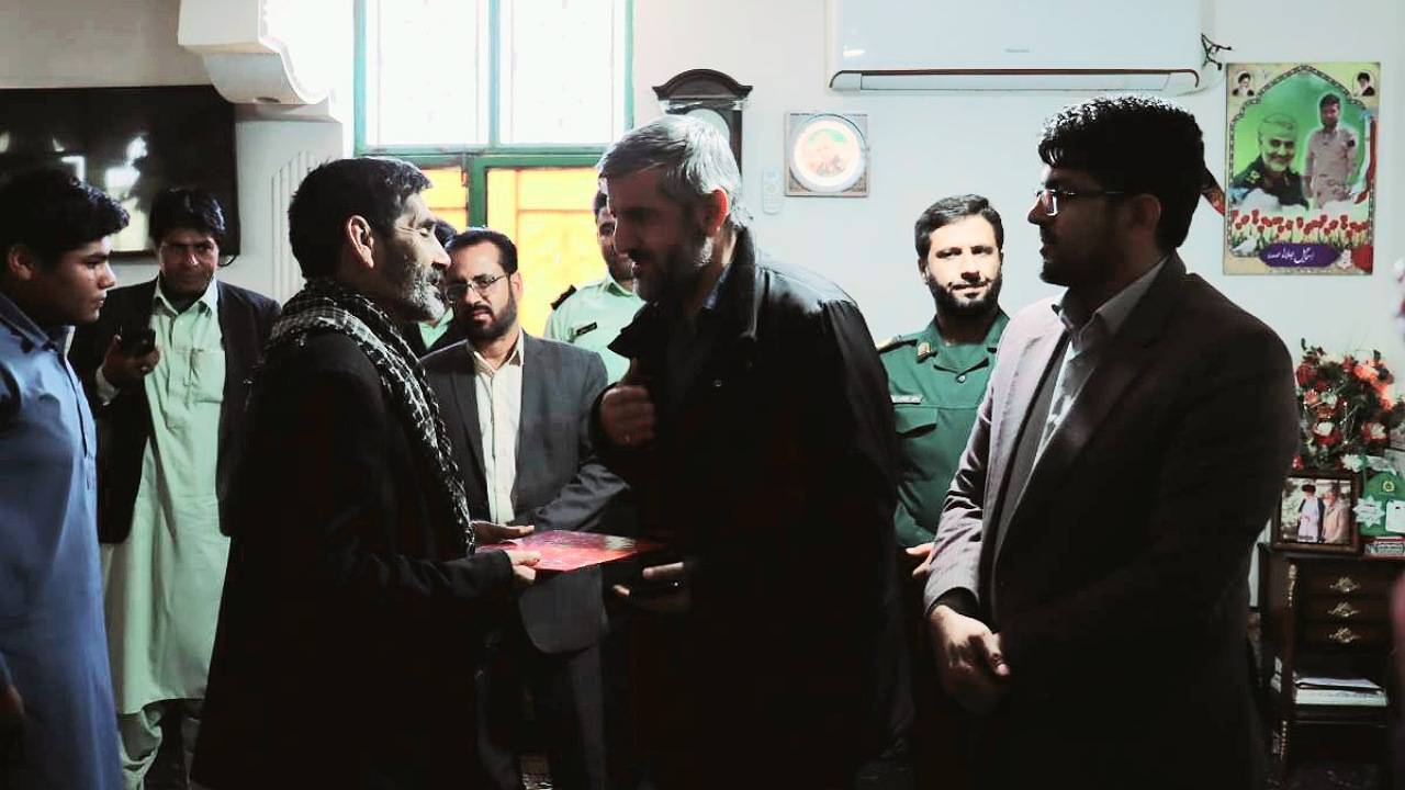 دیدار مدیرکل بنیاد شهید کرمان با خانواده شهید جلالی صدر در نگین کویر