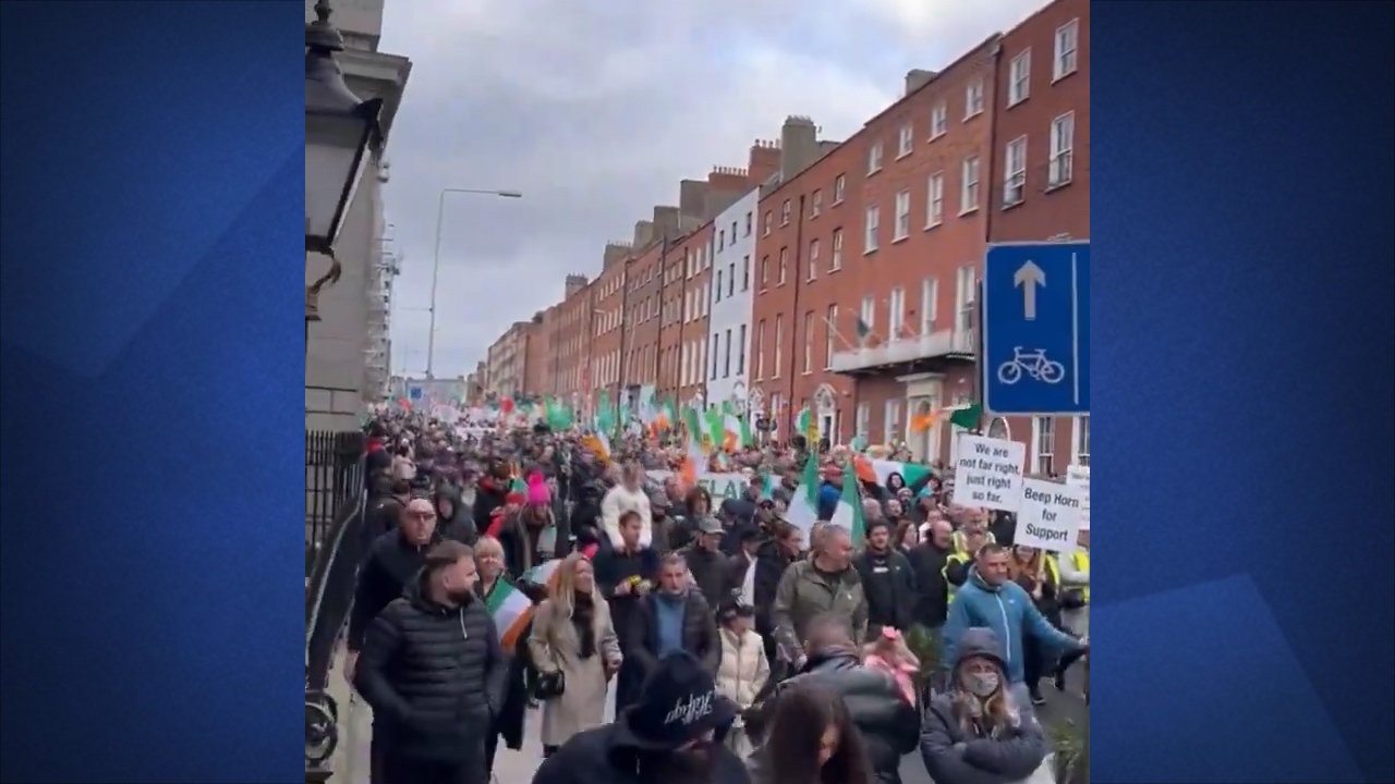 تظاهرات مردم ایرلند در اعتراض به افزایش مهاجران + فیلم