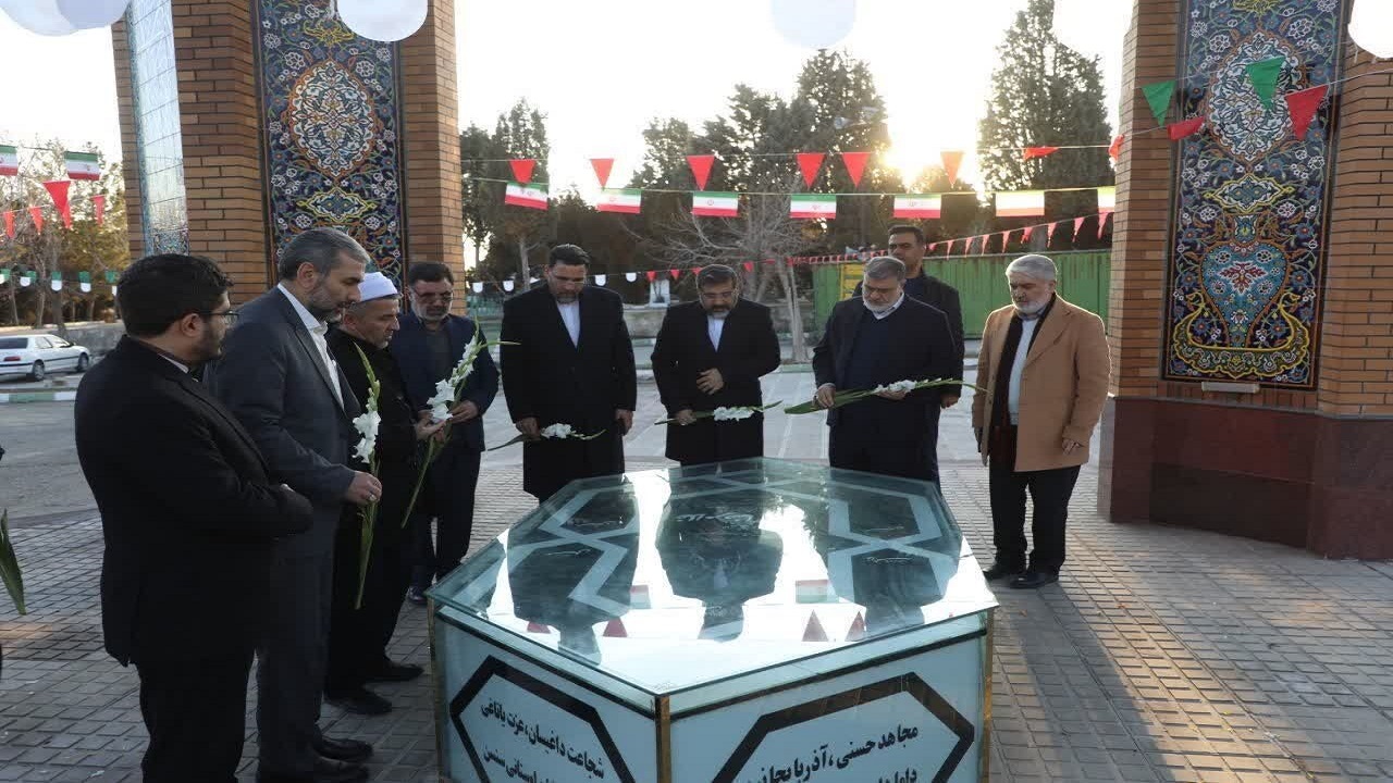 ادای احترام وزیر فرهنگ و ارشاد اسلامی به شهدای ارومیه