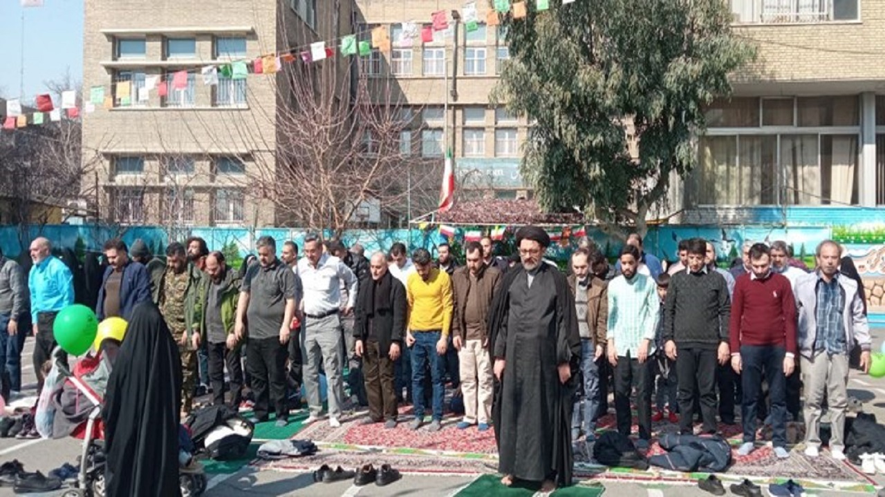 اقامه نماز ظهر در حاشیه جشن ۴۵ سالگی انقلاب + عکس