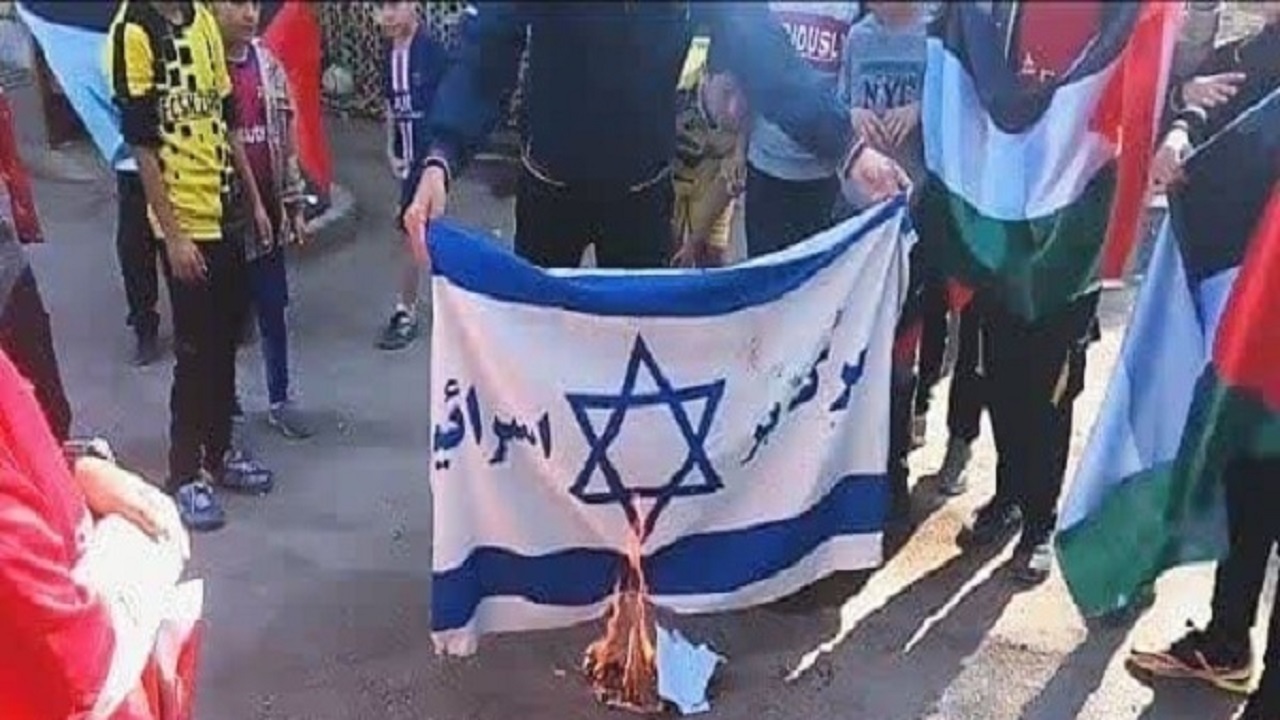 لحظه سوزاندن پرچم اسرائیل در دهستان شهرک المهدی + فیلم