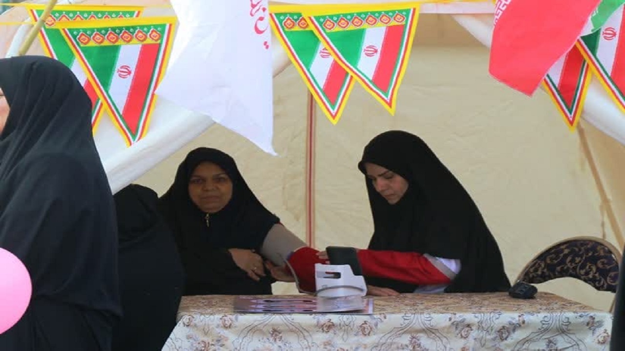 خدمات هلال احمر یزد به شرکت کنندگان در راهپیمایی ۲۲ بهمن