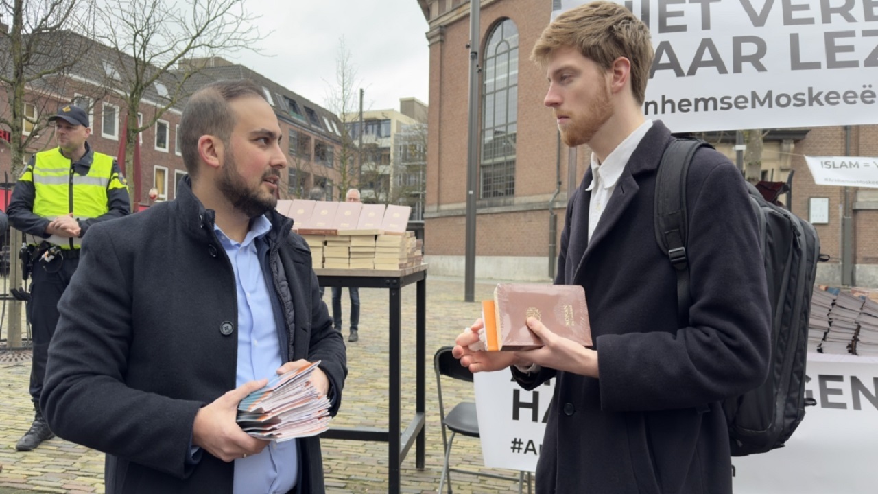 توزیع قرآن به زبان هلندی، پاسخ مسلمانان هلند به قرآن سوزی + تصاویر
