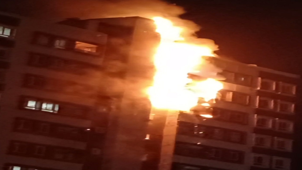 آتش‌ سوزی یک ساختمان مسکونی در قم+فیلم