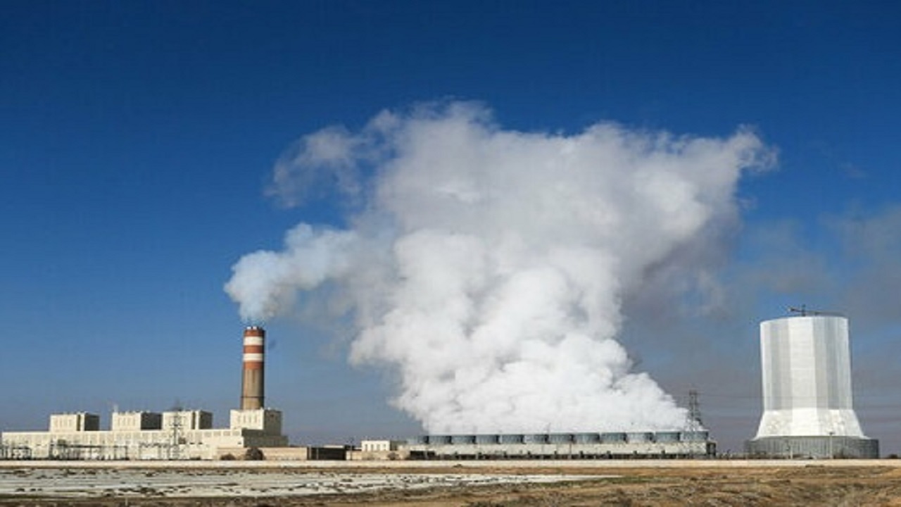 تصویری از آلودگی هوا ناشی از مازوت سوزی نیروگاه همدان