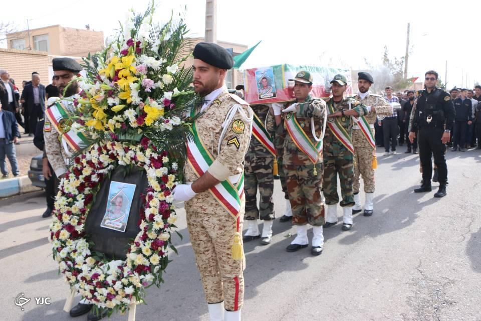 پیکر سرباز جانباخته حادثه پادگان کرمان در رفسنجان تشییع شد+ تصاویر