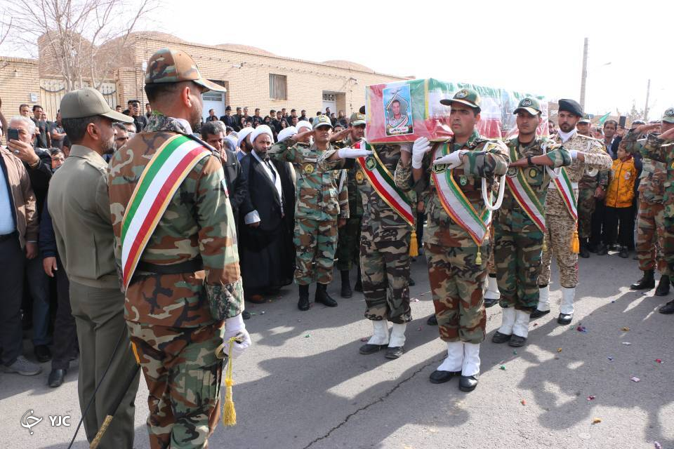 پیکر سرباز جانباخته حادثه پادگان کرمان در رفسنجان تشییع شد+ تصاویر