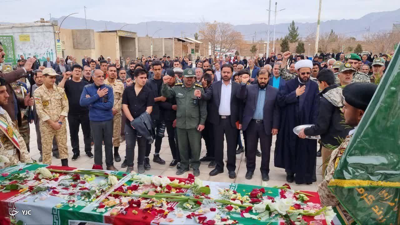 پیکر سربازان  جانباخته حادثه پادگان کرمان در رفسنجان و زرند تشییع شدند+ تصاویر