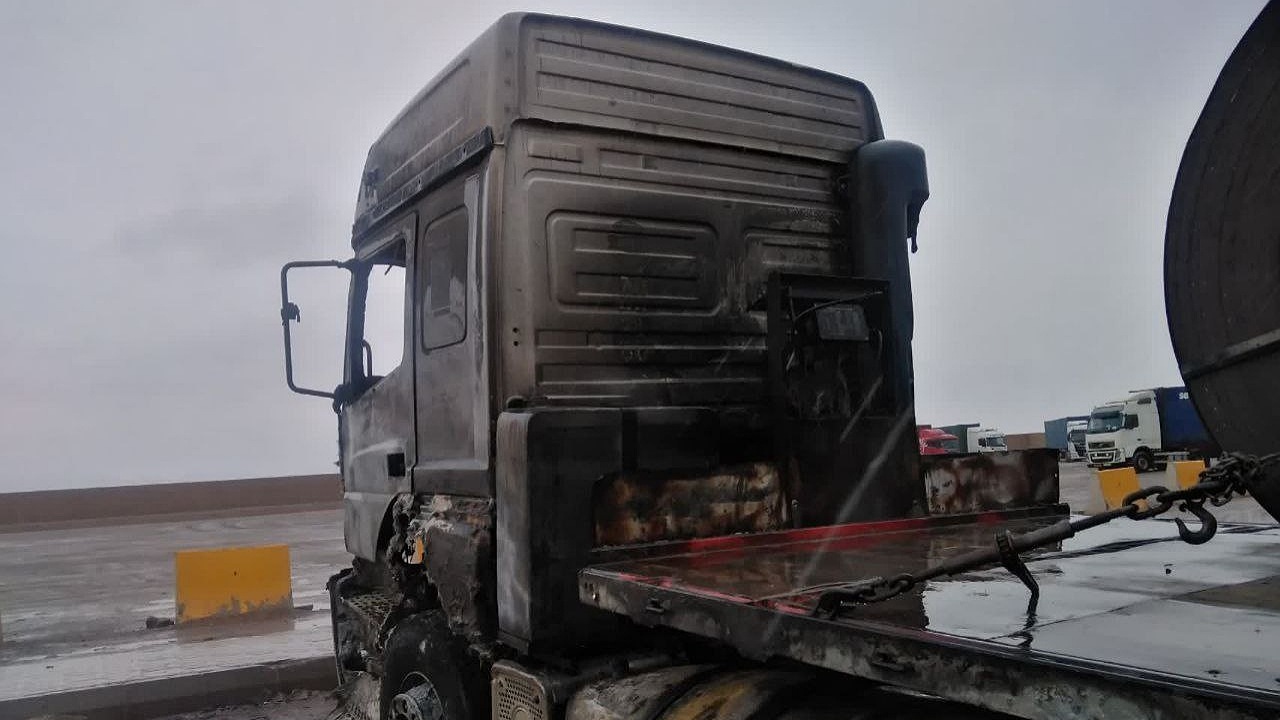 یک دستگاه کامیون در مرز دوغارون تایباد طعمه حریق شد
