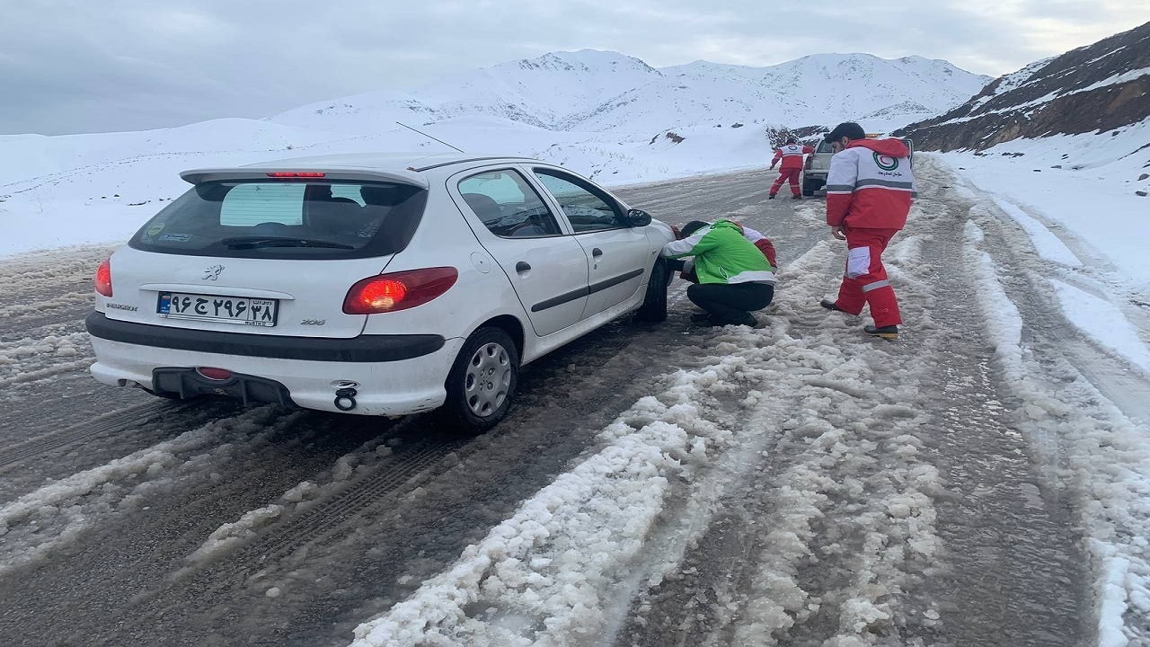 امداد رسانی به خودرو‌های گرفتار در برف در الموت شرقی