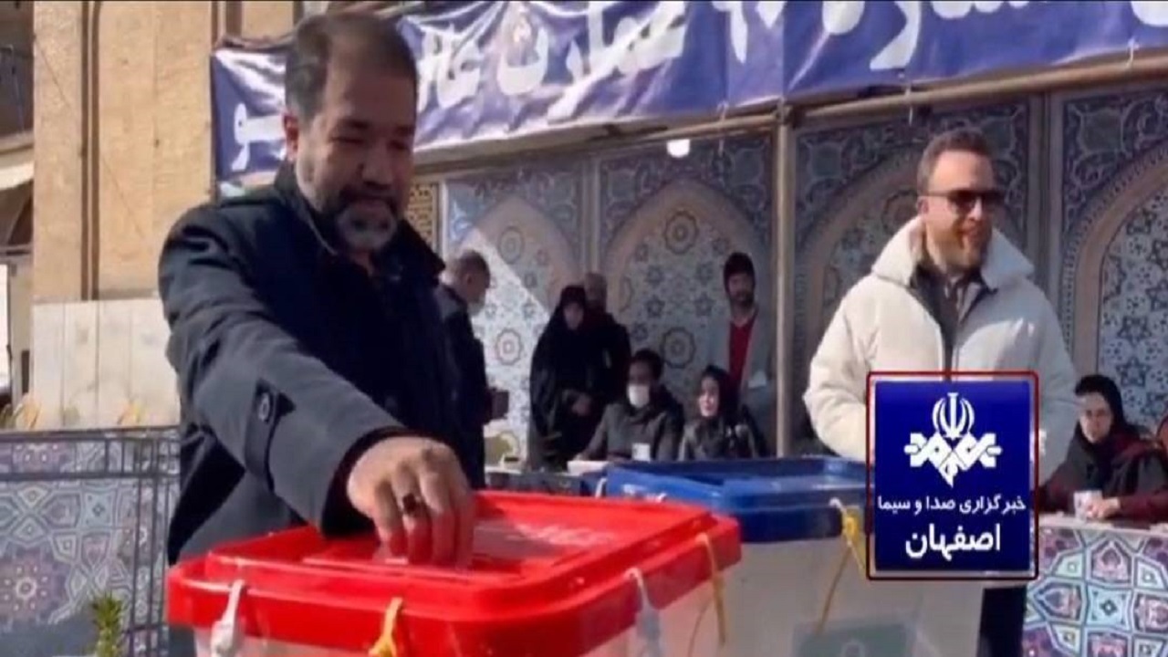 استاندار اصفهان رای خود را به صندوق انتخابات انداخت