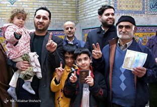 حضور حماسی مردم در شعبه‌های اخذ رای - مشهد
