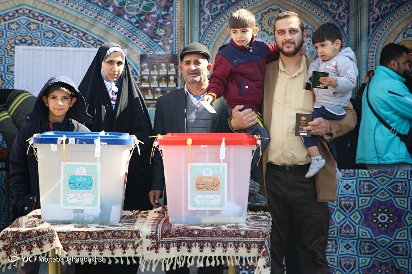 حضور حماسی مردم در شعبه‌های اخذ رای - اصفهان