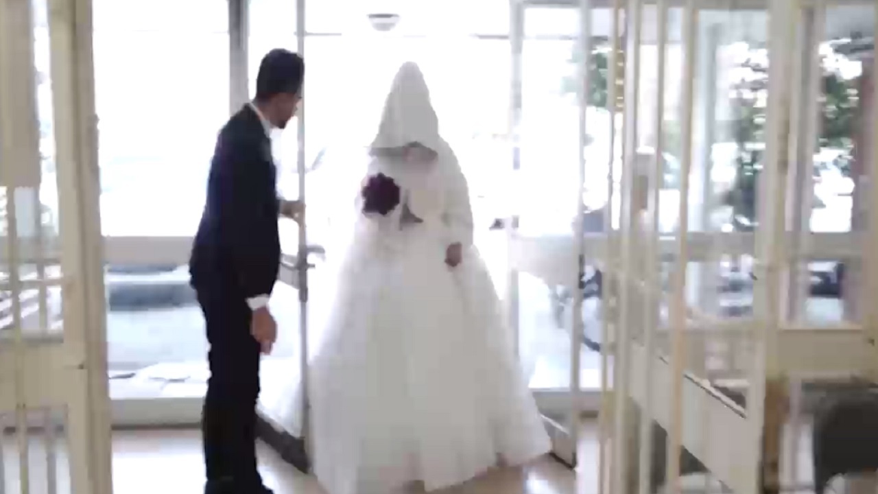 هدیه سرخ عروس و داماد قمی در روز اول زندگی مشترک+فیلم