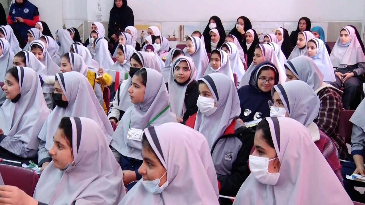 جشن نیکوکاری با شعار عید همدلی در مدارس اصفهان