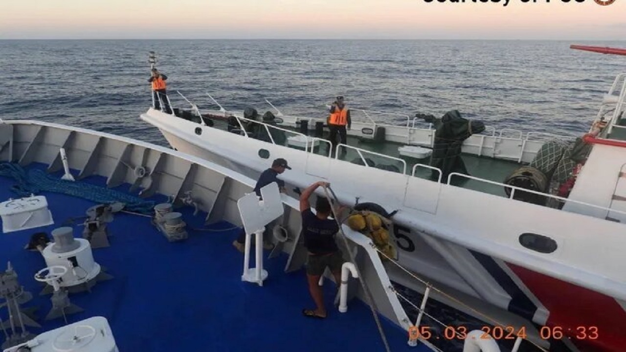 برخورد کشتی گارد ساحلی چین به قایق فیلیپینی + فیلم
