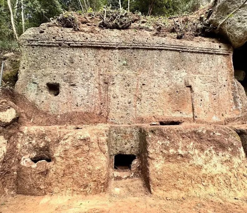 کشف مقبره‌ باستانی در ایتالیا + عکس