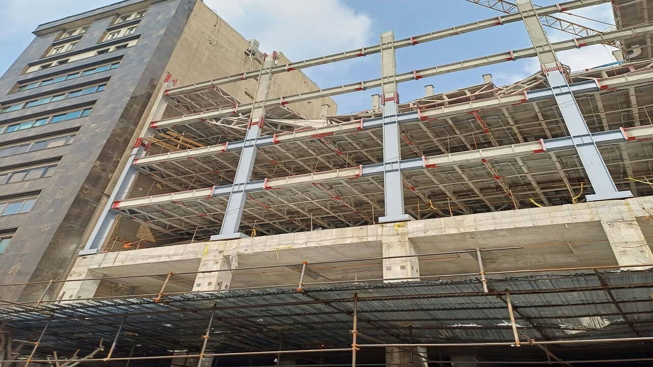 ریزش سقف ساختمان در حال ساخت در خیابان میرداماد