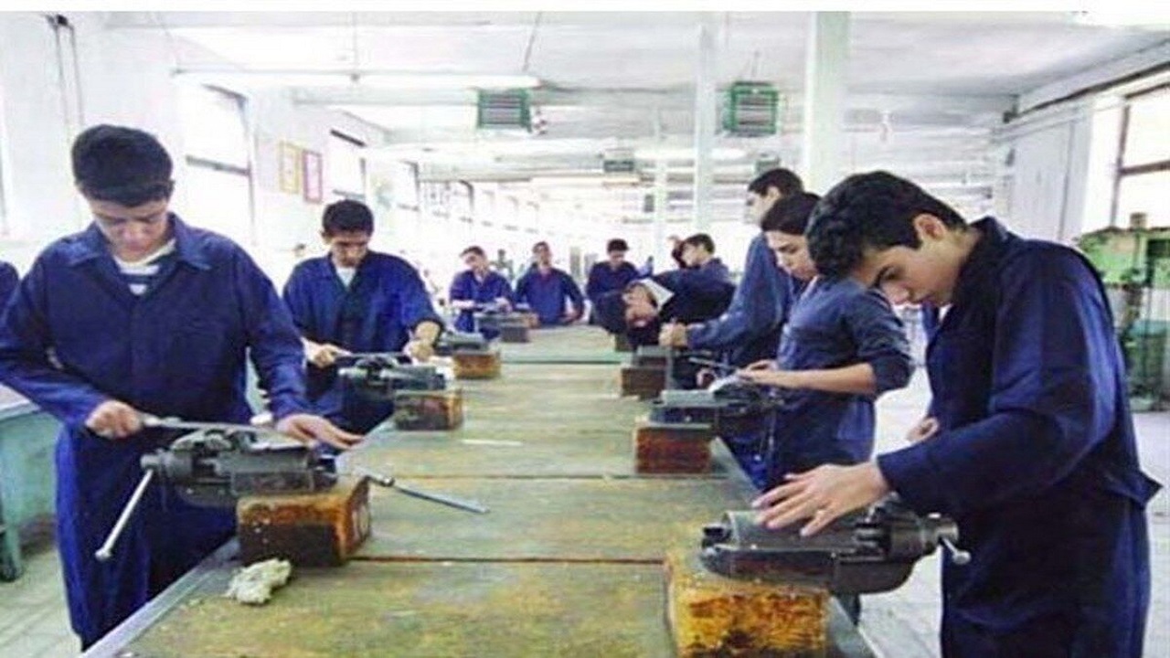 توزیع ۱۰۰ میلیارد ریال تجهیزات بین هنرستان‌های خوزستان