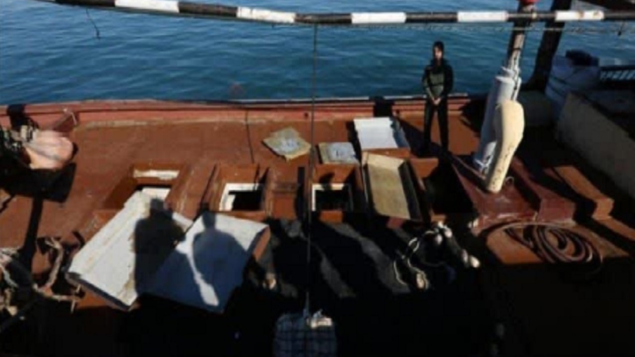 توقیف شناور حامل سوخت قاچاق توسط نیروی دریایی سپاه در خلیج فارس