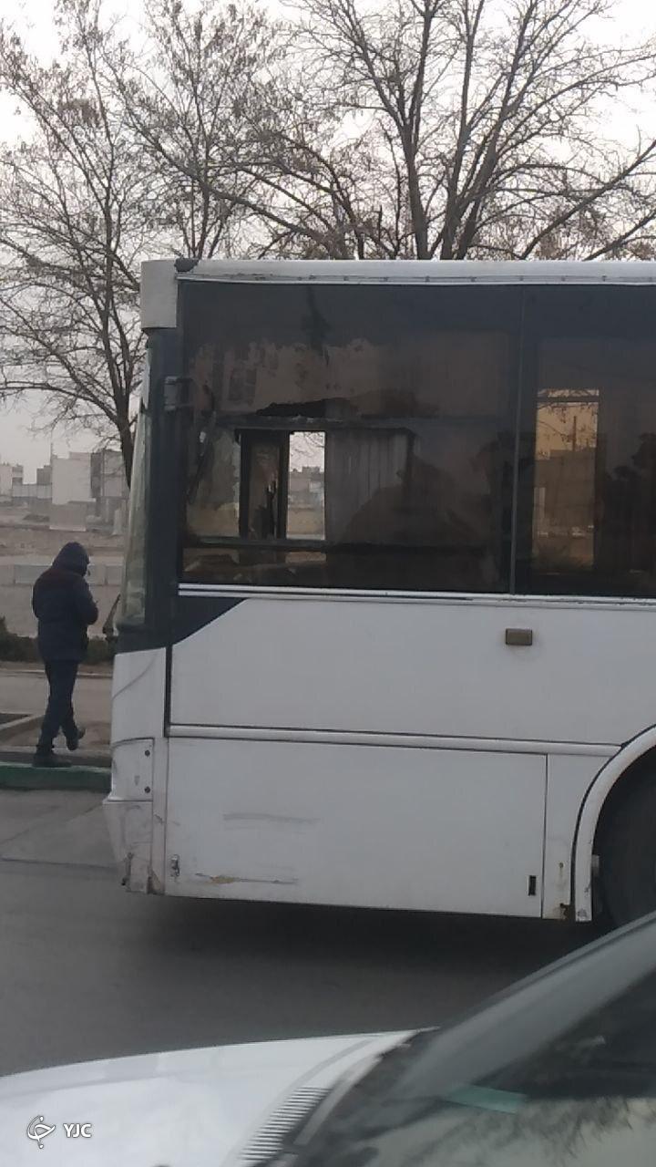 حمله اراذل و اوباش به اتوبوس درون شهری در مشهد+عکس و فیلم