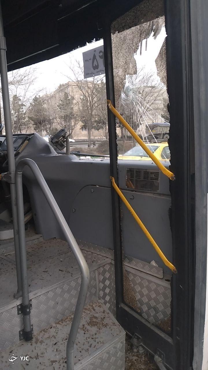 حمله اراذل و اوباش به اتوبوس درون شهری در مشهد+عکس و فیلم