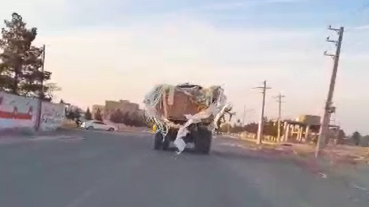 تردد کامیون حمل زباله بدون حفاظ در جاده قزلحصار از لنز دوربین شهروند خبرنگار