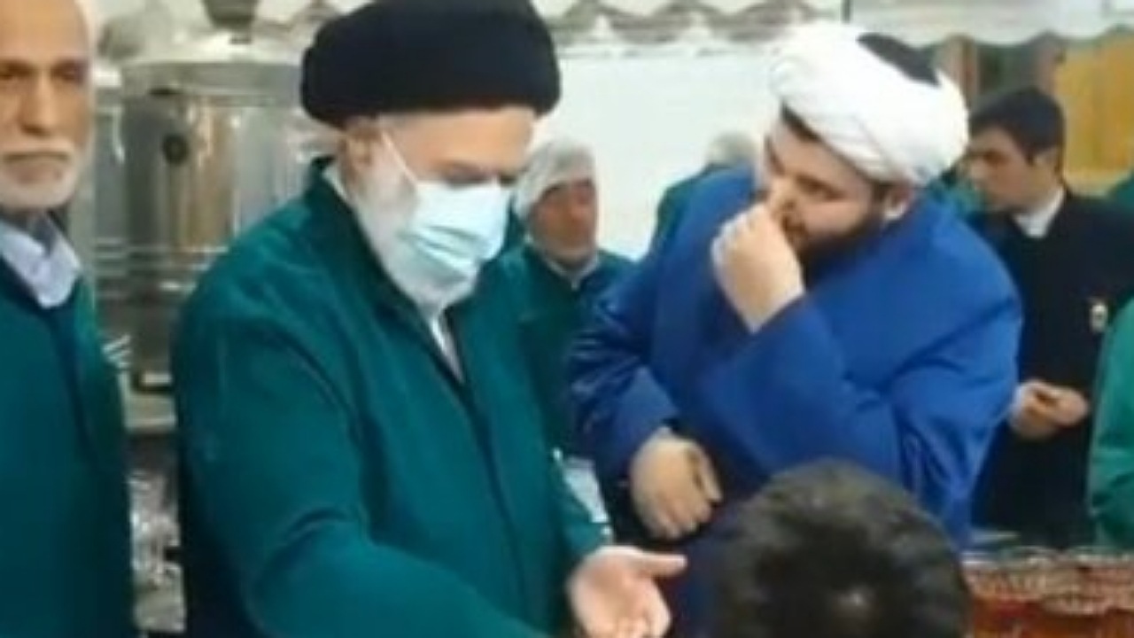 خادمی فرزند رهبر انقلاب در چایخانه حرم امام رضا (ع) + فیلم