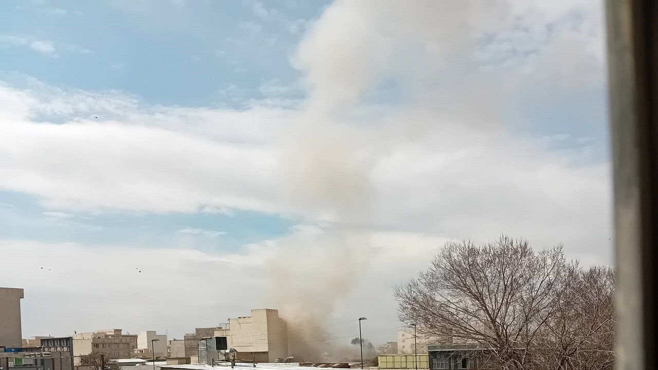 لحظه انفجار مواد محترقه در یک ساختمان از لنز دوربین شهروند خبرنگار