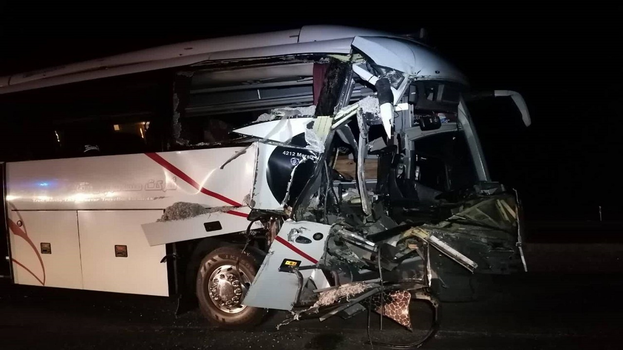 تصادف اتوبوس و کامیون با ۱۹ فوتی و مصدوم