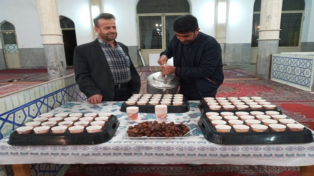 توزیع غذای گرم در  مسجد بقیه الله (عج) همزمان با مهمانی ماه خدا + تصاویر