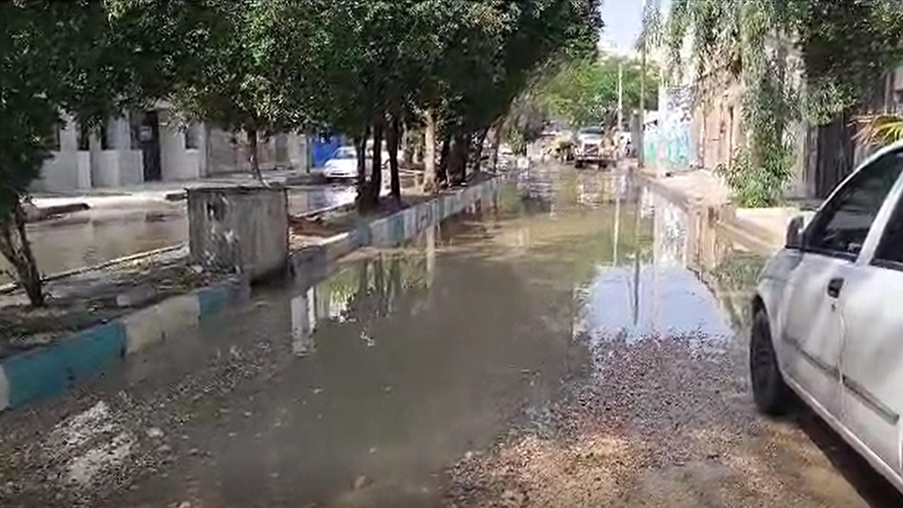 مشکل دفع آب‌های سطحی در معابر محله کیانپارس از زبان شهروند اهوازی + فیلم