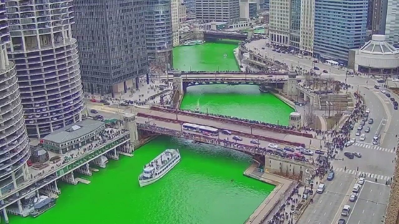 رنگ سبز رودخانه شیکاگو به مناسبت روز سنت پاتریک + فیلم