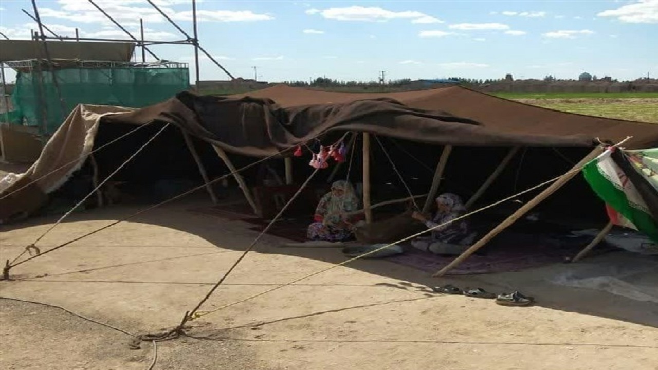 استقبال سیاه چادر‌های عشایری از مسافران نوروزی