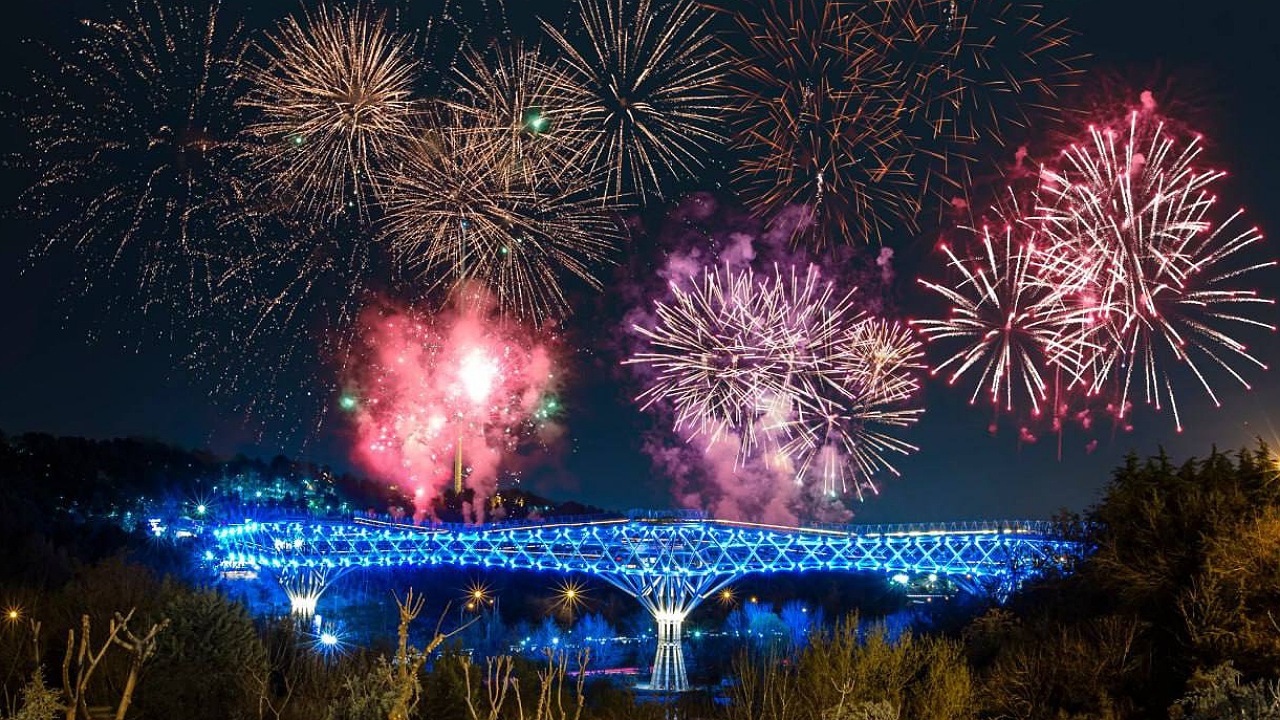 نورافشانی «پل طبیعت» در شب سال نو ۱۴۰۳ 