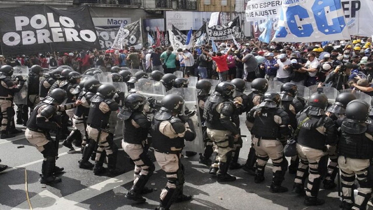 اعتراضات در آرژانتین به خشونت کشیده شد