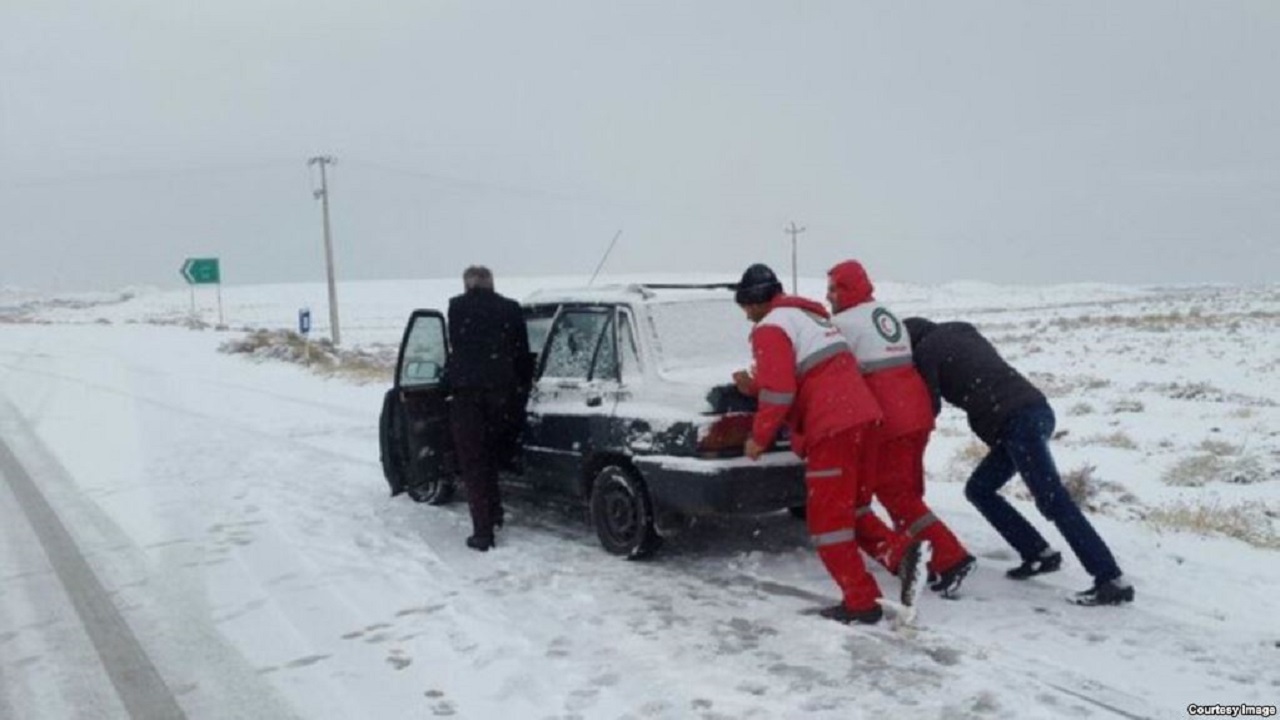 امدادرسانی به ۱۳۰۰ نفر در برف و کولاک