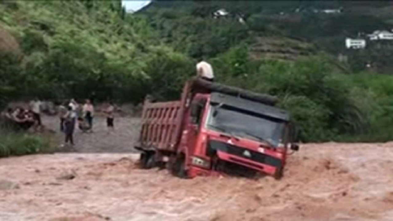 نجات راننده کامیون از سیلاب + فیلم