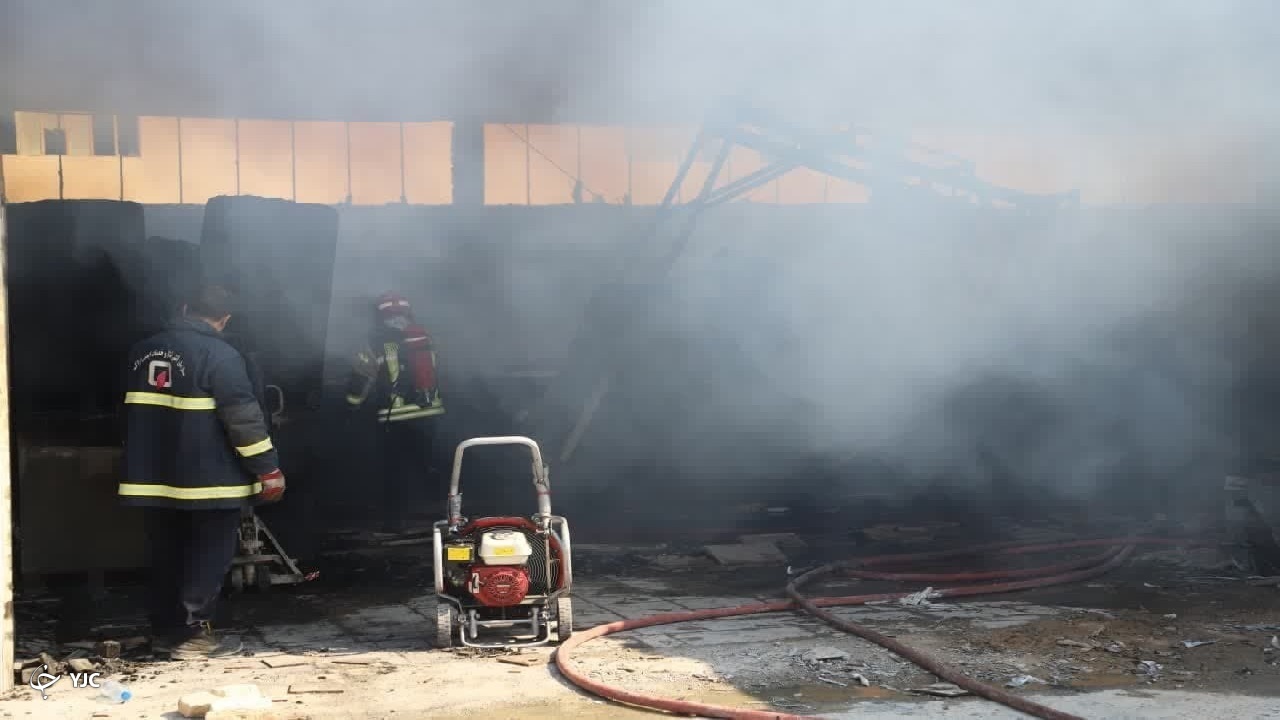 مهار آتش سوزی در کارخانه تولید مقوا و کارتن ایبک آباد اراک