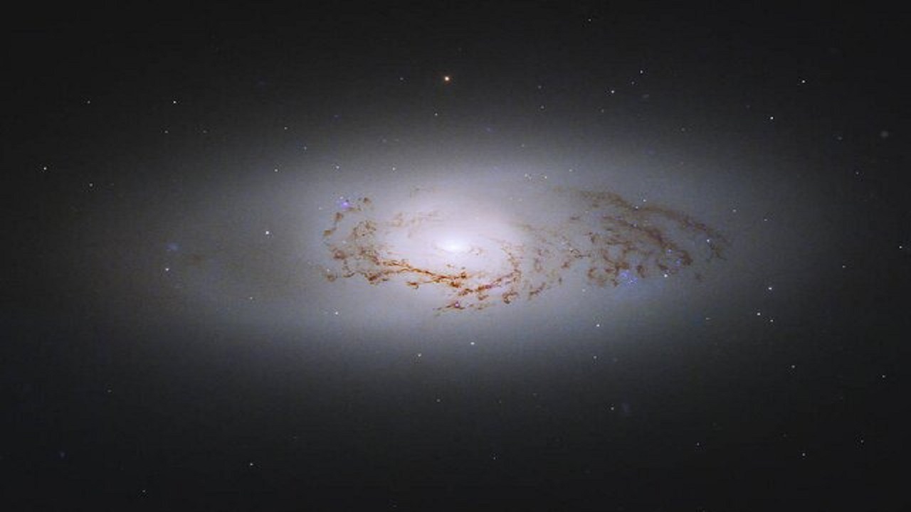 عکس جدید هابل از یک کهکشان عدسی‌