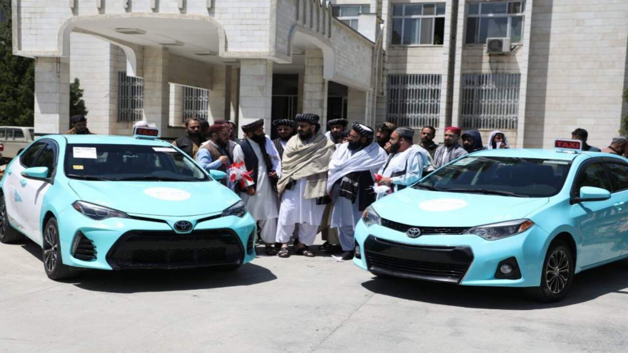 تغییر رنگ تاکسی های مسافربری‌ در افغانستان