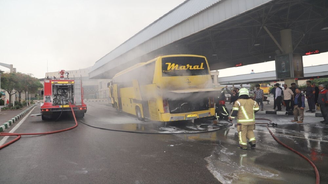 یک دستگاه اتوبوس در مشهد آتش گرفت
